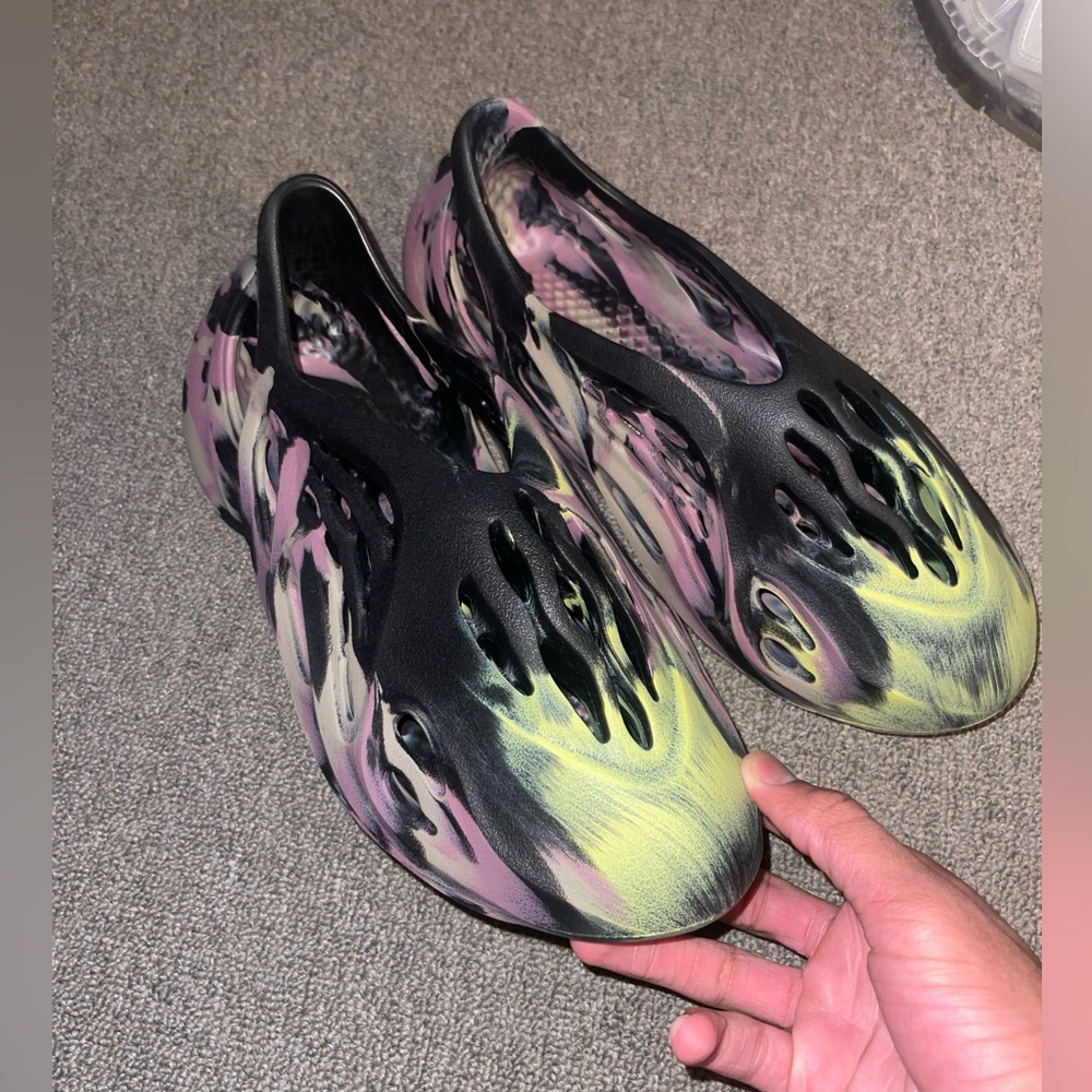 Yeezy Foam RNR MX Carbon